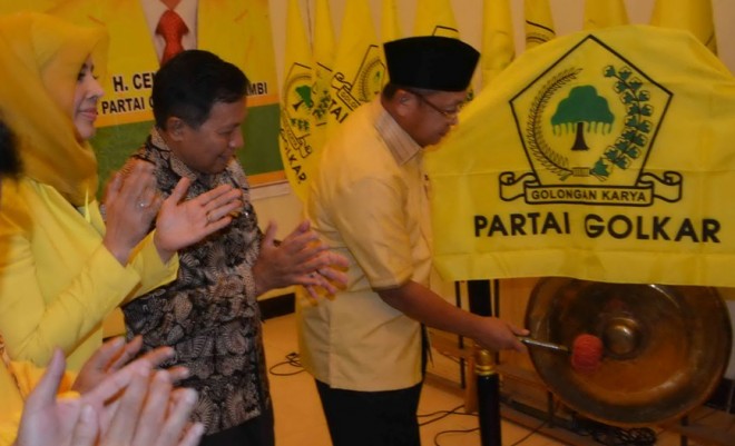 Plt Ketua DPD Golkar kubu AL Cek Endra memukul gong tanda dimulainya Musda